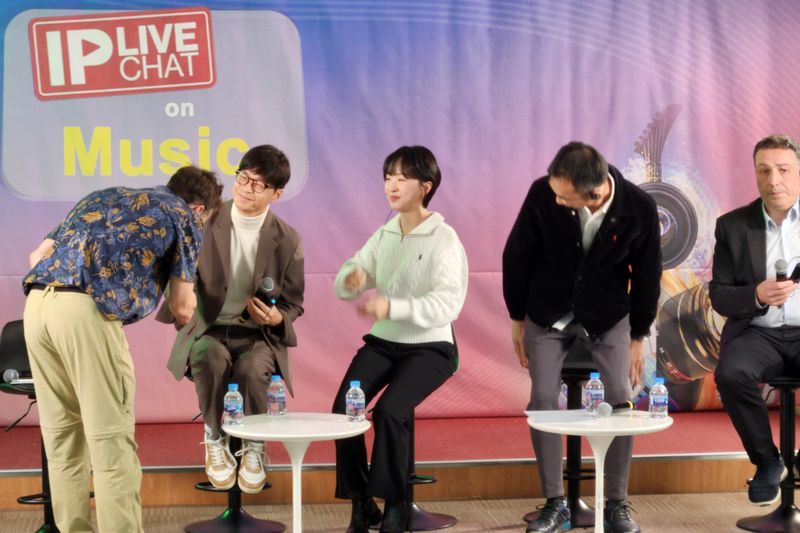 On the IP Live Chat on music set in Seoul, with the speakers in their seats