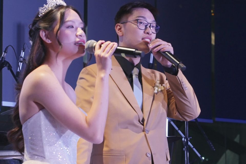 Bride and groom sing a duet to their guests